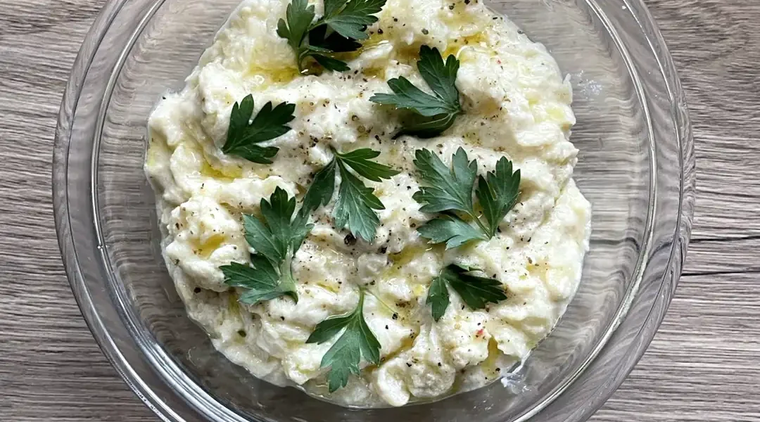 Cuketovy dip baba ganoush v sklenenej miske