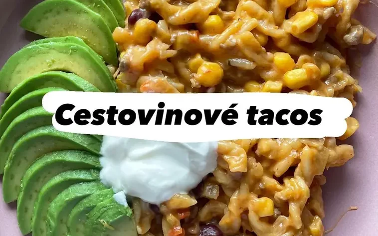 Cestovinové tacos - Cestoviny s mletým mäsom na taniery s avokádom